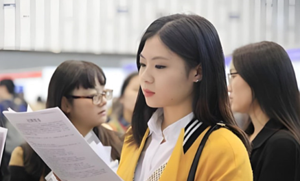 2026年女孩最吃香的十大专业指南：兼顾前景与特质的中性选择